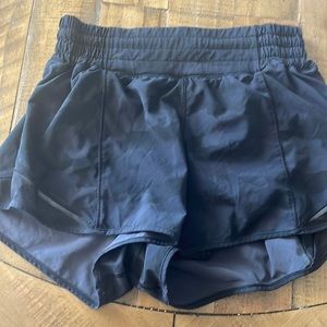 Hotty hot hi-rise 2.5” black Camo print